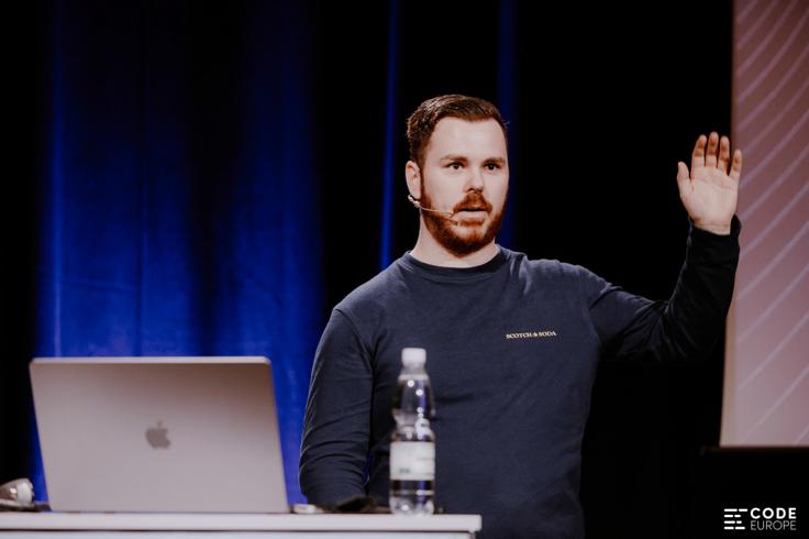 Eddy Vinck presenting on stage at Code Europe